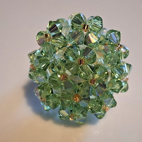 Bague copine vert clair en perles de cristal swarovski