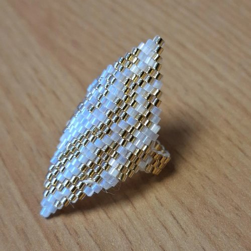 Bague losange blanche et dorée en perles miyuki