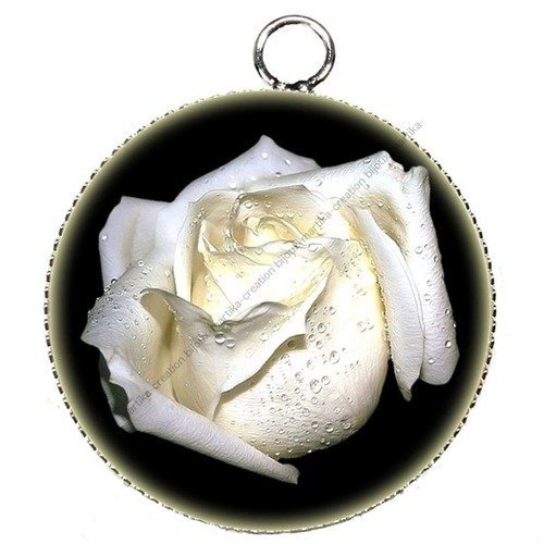 1 pendentif  cabochon rose blanche fond noir epoxy résine métal argenté 