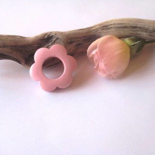 Perle en bois fleur rose dragée 