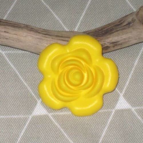 Perle fleur en silicone alimentaire jaune citron  dentition 