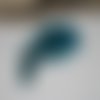 Plume  bleue à pois de pintade avec accroche métal bronze 