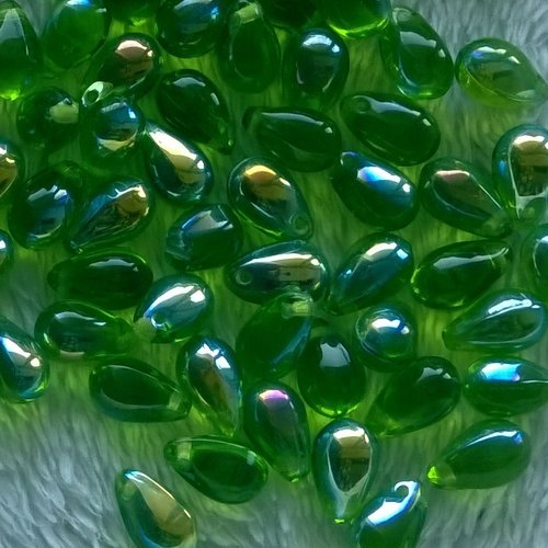 Lot 25 gouttes de boheme 6x9mm en verre coloris peridot ab 50520/28701 - vert avec des reflets
