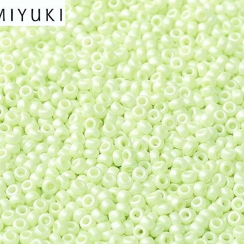5gr perles rocailles miyuki 11/0 - 2mm coloris white opaque pastel green - 55103