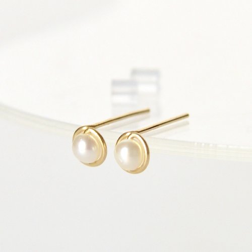 Puces d'oreilles minimalistes en perles d'eau douce et or laminé 14k - bijoux fins