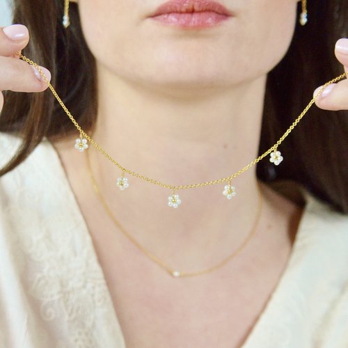 Collier fin, fleurs en perles d'eau douce & or laminé - collier d'été