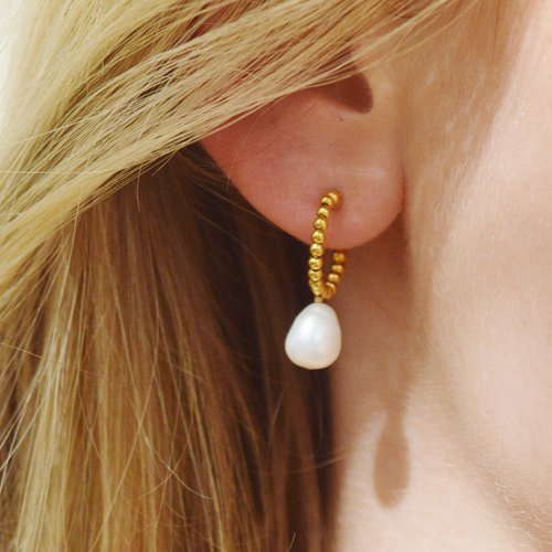 Créoles en perles d'or laminé et perles d'eau douce - bijoux fins et minimalistes