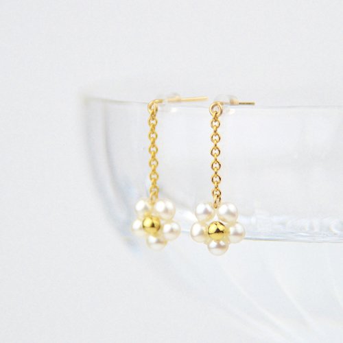 Boucles d'oreilles pendantes fines et légères en or laminé - petites fleurs en perles d'eau douce