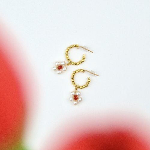 Créoles fleurs perles d’eau douce et cornaline – boucles d’oreilles en or laminé – bijou fait main été