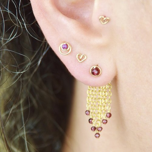 Petites puces d'oreilles coeur en or laminé - boucles d'oreilles coeurs