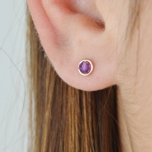 Petites boucles d'oreilles puces en or laminé et améthyste - clous d'oreilles en argent ou en or - puces discrètes