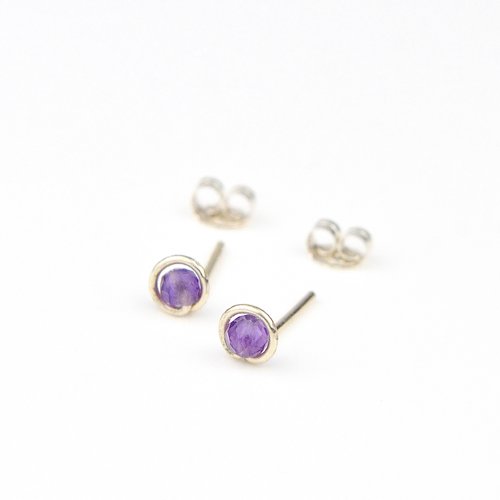 Petites boucles d'oreilles puces en argent 925 et améthyste - clous d'oreilles en argent ou en or laminé - puces discrètes