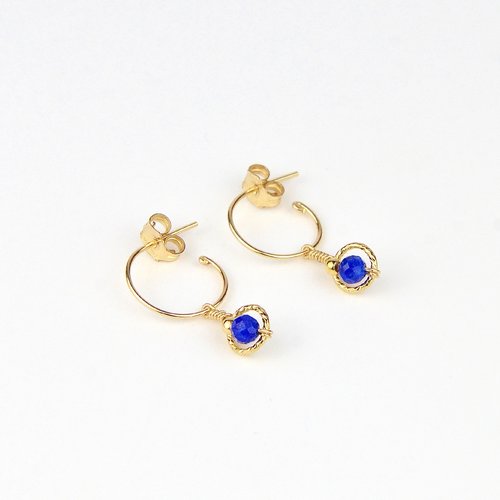 Boucles d'oreilles créoles fines en or laminé, pendentif cercle d'or et lapis lazuli - disponibles en or ou en argent