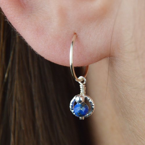 Boucles d'oreilles créoles fines en argent 925, pendentif cercle et lapis lazuli - disponibles en or ou en argent