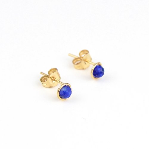 Petites puces en or laminé et lapis lazuli - clous d'oreilles en argent ou en or - puces discrètes oreilles