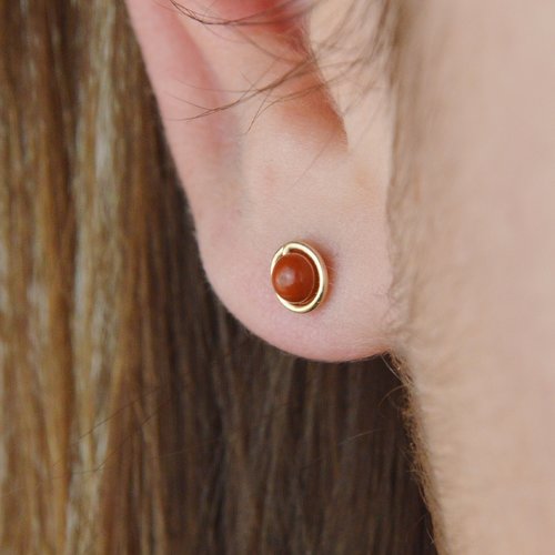 Petites puces en or laminé 14k et jaspe rouge - boucles d'oreilles discrètes en or ou en argent - bijoux fins