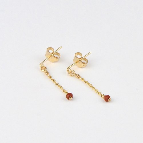 Boucles d'oreilles très fines en chaîne d'or laminé 14k et jaspe rouge - bijoux minimalistes en argent 925 ou en or
