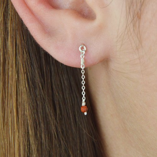 Boucles d'oreilles très fines en chaîne d'argent 925 et jaspe rouge - bijoux minimalistes en argent 925 ou en or