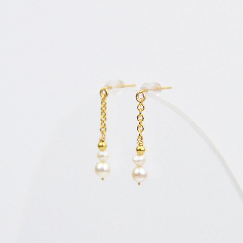 Boucles d'oreilles pendantes minimalistes en or laminé & perles d'eau douce - bijoux cérémonie - bijoux fins