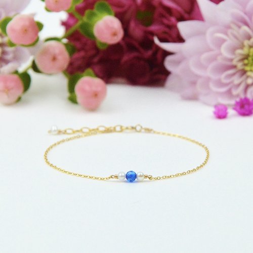 Bracelet fin minimaliste en or laminé 14k - perles d'eau douce et saphir bleu