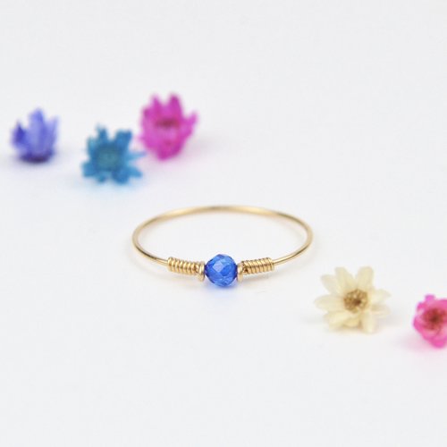 Bague fine minimaliste en or laminé & saphir bleu