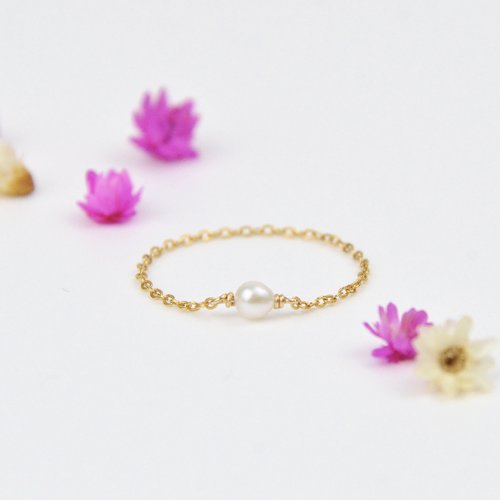 Bague chaînette fine minimaliste en or laminé & perle d'eau douce