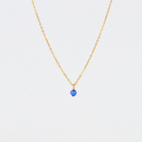 Collier fin minimaliste en or laminé - pendentif en saphir bleu