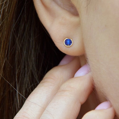 Petites puces d'oreilles en or laminé & saphir bleu