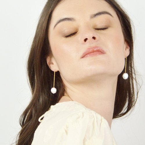 Boucles d'oreilles fine chaîne d'or laminé et perles d'eau douce baroque