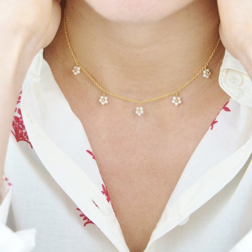 Collier fin, fleurs en perles d'eau douce & or laminé - collier d'été
