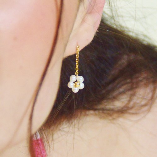 Boucles d'oreilles pendantes fines et légères en or laminé - petites fleurs en perles d'eau douce