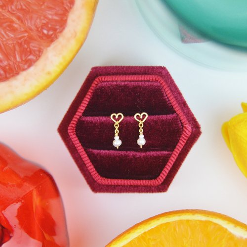 Petites puces d'oreilles minimalistes coeur en or laminé 14k et perles d'eau douce