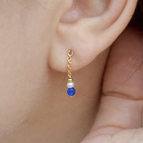 Boucles d'oreilles fines pendantes en or laminé et saphir bleu