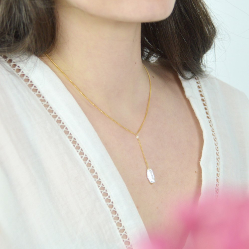 Collier fin mi-long en or laminé et perle keshi