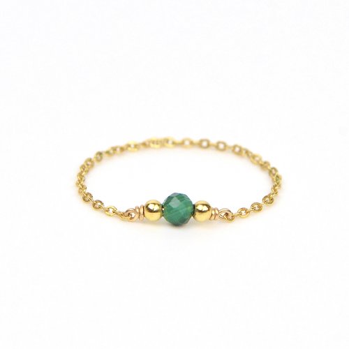 Bague chaînette en or laminé et malachite - bague fine minimaliste