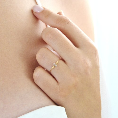 Bague fine minimaliste en or laminé et diamant herkimer - bague cristal de roche