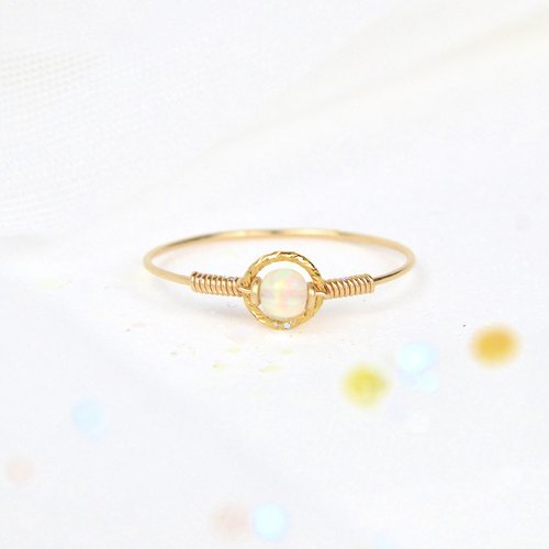 Bague fine cercle d'or laminé et opale éthiopienne - bague minimaliste