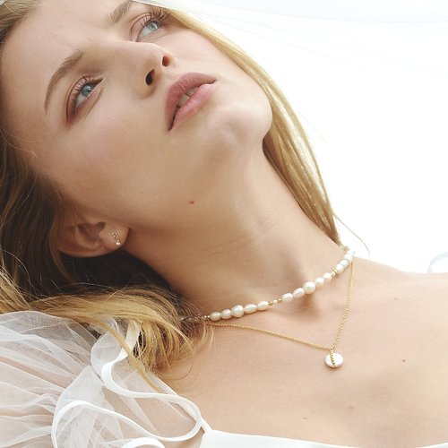 Collier de perles d'eau douce et d'or laminé - collier ras du cou