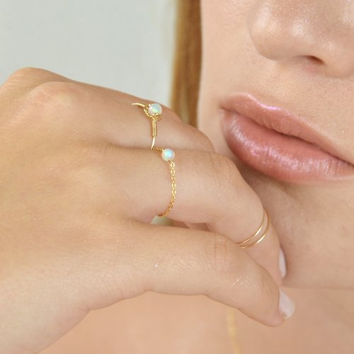 Bague en fine chaîne d'or laminé 14k et opale éthiopienne - bague chaînette
