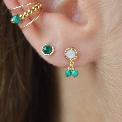 Puces d'oreilles minimalistes en or laminé et pierre de lune, petits pendentifs grelots en malachite