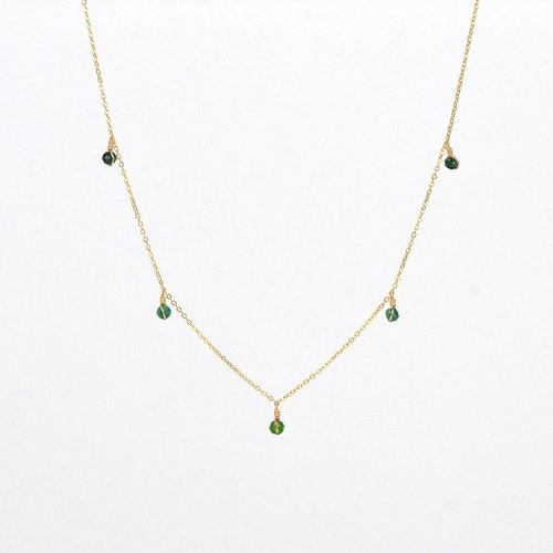 Collier fin minimaliste en or laminé 14k, malachite et diopside verte - collier à grelots