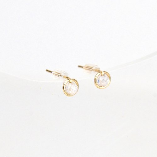 Puces d'oreilles minimalistes en or laminé 14k et zircon
