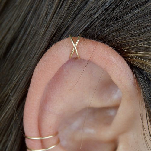 Bague d'oreille hélix effet croisé en or laminé 14k - ear cuff cartilage - manchette d'oreille sans perçage