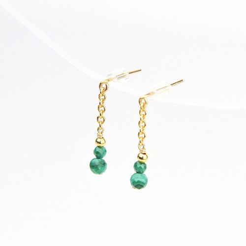 Boucles d'oreilles fines et minimalistes en chaîne d'or laminé et malachite