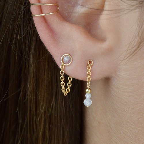 Boucles d'oreilles fines et minimalistes en chaîne d'or laminé et zircon naturel