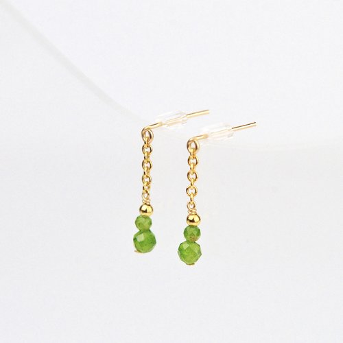 Boucles d'oreilles fines et minimalistes chaînette en or laminé et diopside