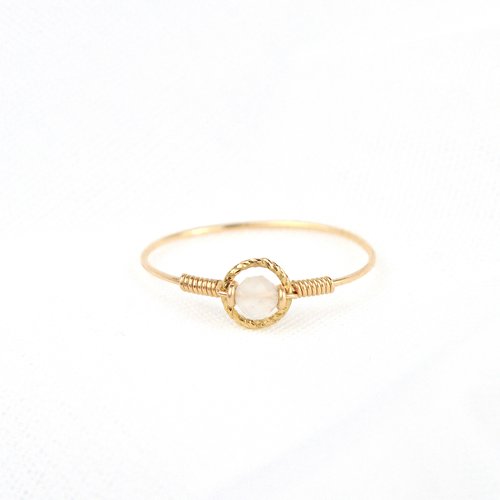 Bague fine en or laminé et pierre de lune