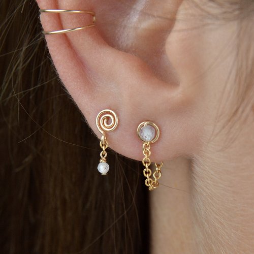 Boucles d’oreilles avant-arrière en chaîne d’or laminé et zircon naturel – boucles enroulantes