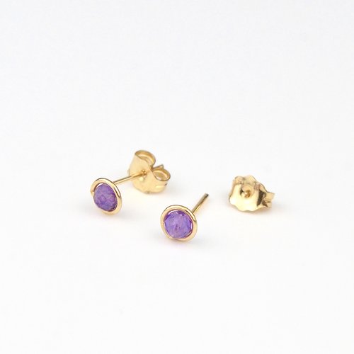 Petites boucles d'oreilles puces en or laminé et améthyste - clous d'oreilles en argent ou en or - puces discrètes