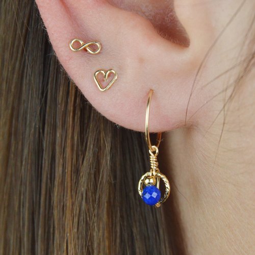 Boucles d'oreilles créoles fines en or laminé, pendentif cercle d'or et lapis lazuli - disponibles en or ou en argent